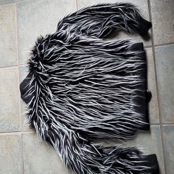 Gorgeous fake fur coat in like new condition - Picture 5 of 5